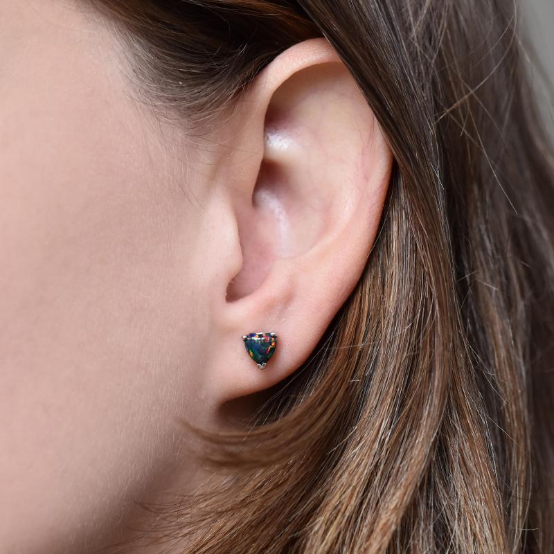Silber Ohrringe mit Opal im Form von Herzen auf dem Ohr 23779