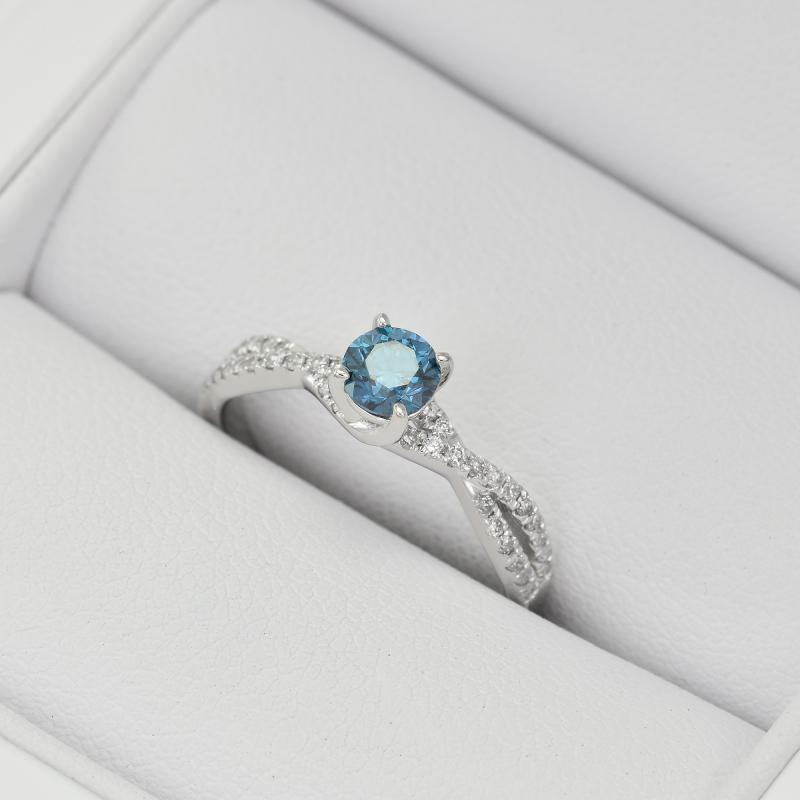 Himmlischer Verlobungsring aus Gold mit blauem Diamant Sky 25139