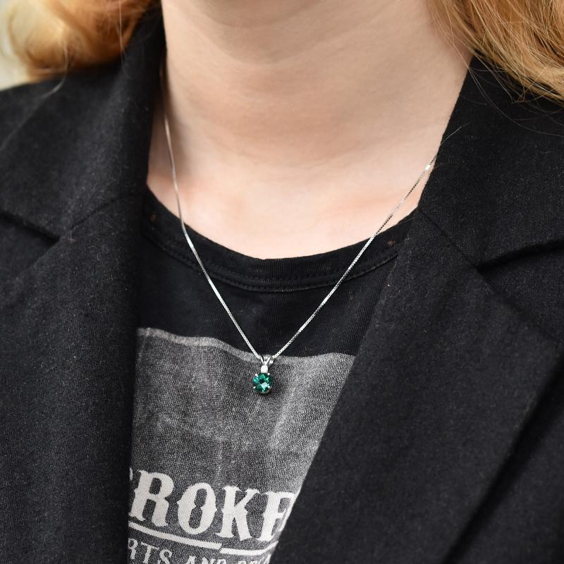 Halskette mit Smaragd und Diamant auf der Dame 25659