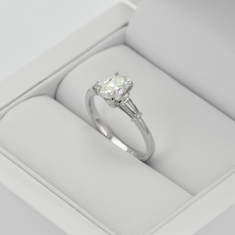 Platin Verlobungsring mit ovalem und Baguette Diamanten Sallya 29519