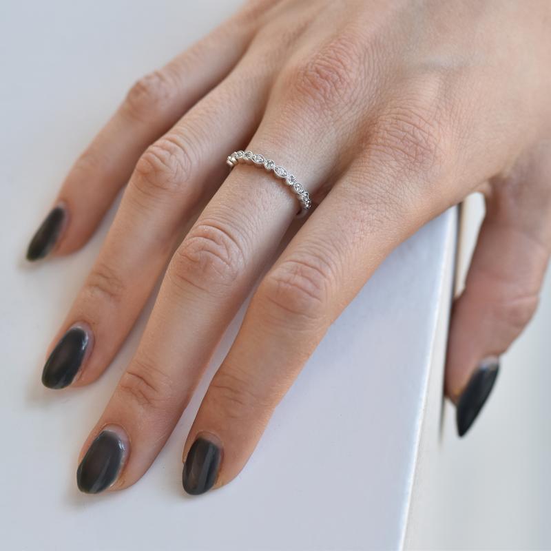 Damenfinger mit Eternity Ring in Weißgold 36509