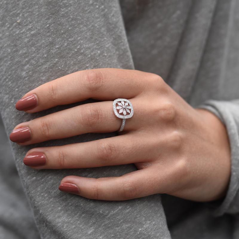 Goldener Ring mit Diamantenblüte Liliane 45229