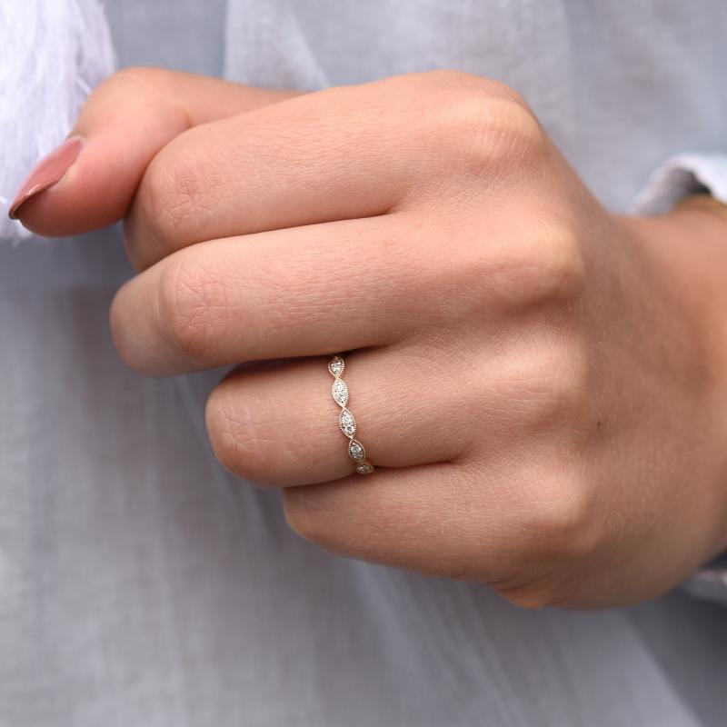 Zarter Ring aus Gold mit Diamanten halbbesetzt Talita 45559