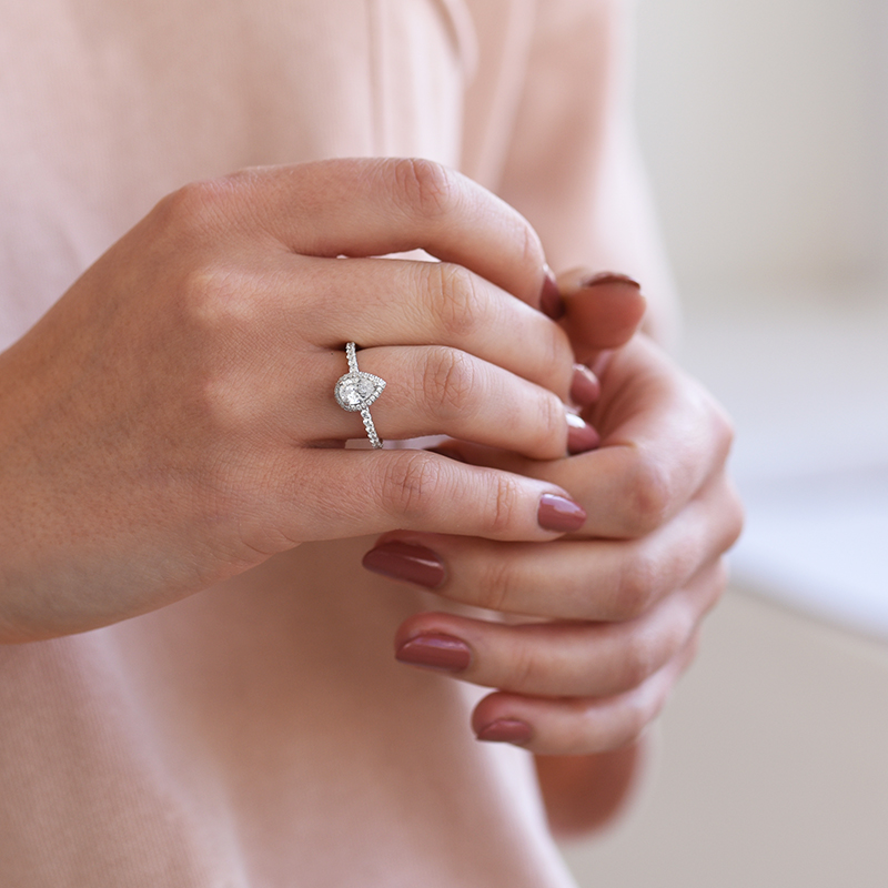 Hand mit wunderschönem Verlobungsring voll von Diamanten 61379