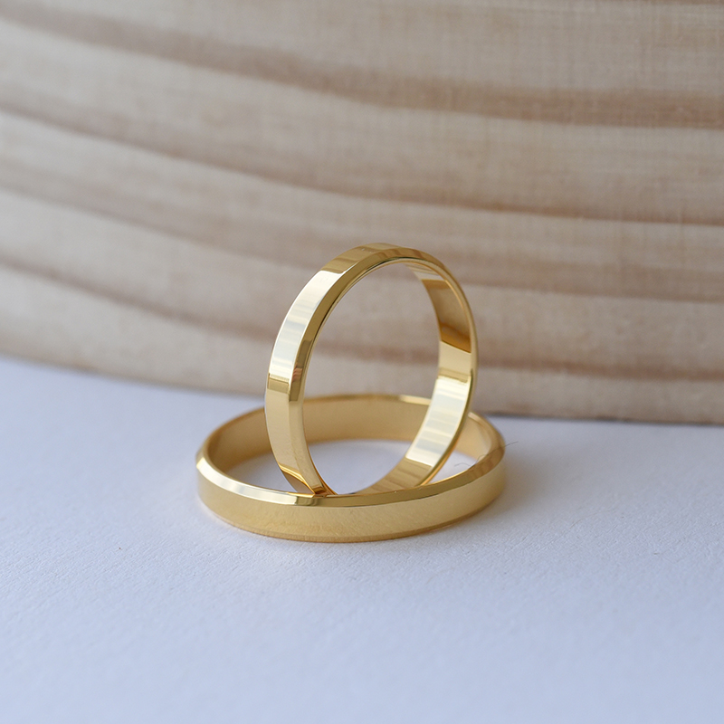 Goldene minimalistische Eheringe mit abgeschrägten Kanten Varden 63319