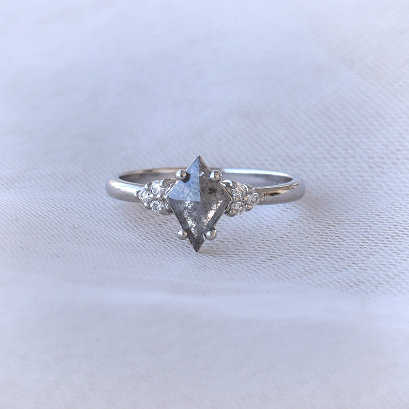 Unikater Ring aus Weißgold mit Salt'n'Pepper Diamant Rogue 67499