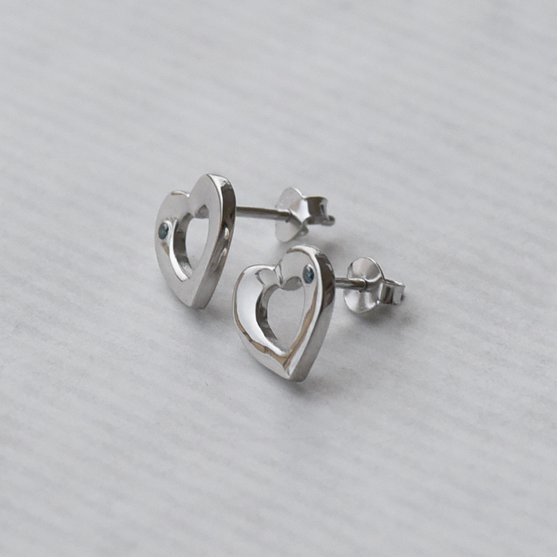 Silberne Ohrringe in Herzform mit blauen Diamanten Nayo 73309