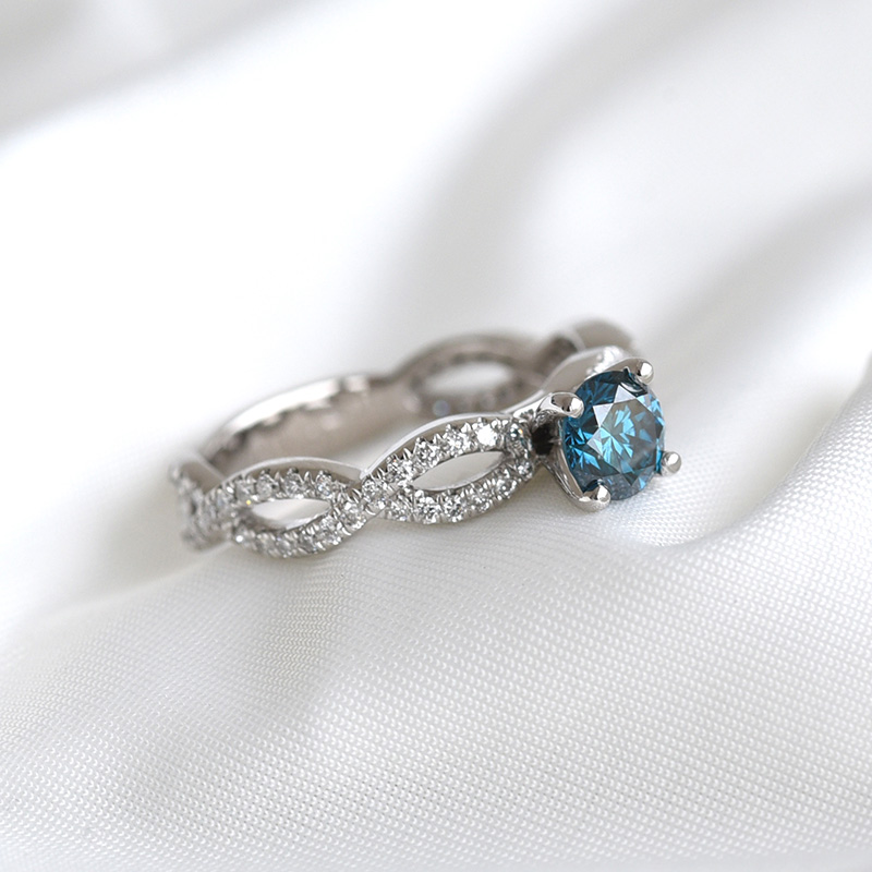 Einzigartiger Verlobungsring mit blauem Diamant Ganendra 82629
