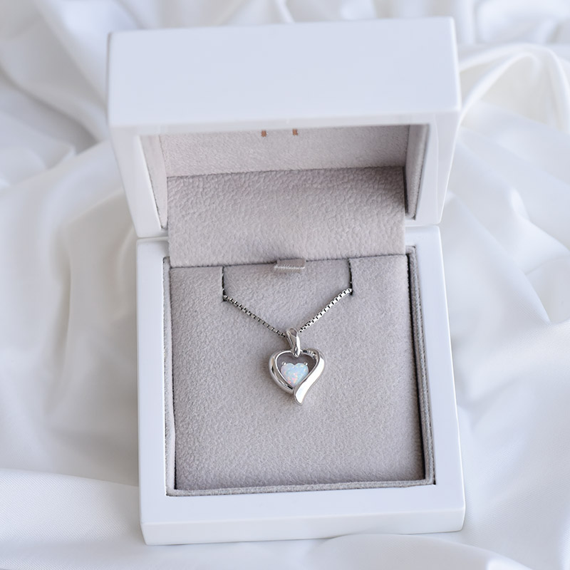 Silbernes Herz mit weißem Opal Lovelyn 89869