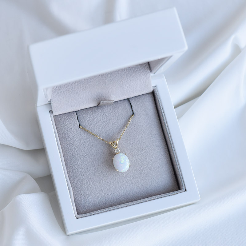 Goldener Anhänger mit ovalem Opal in Weiß und Diamant Zimt