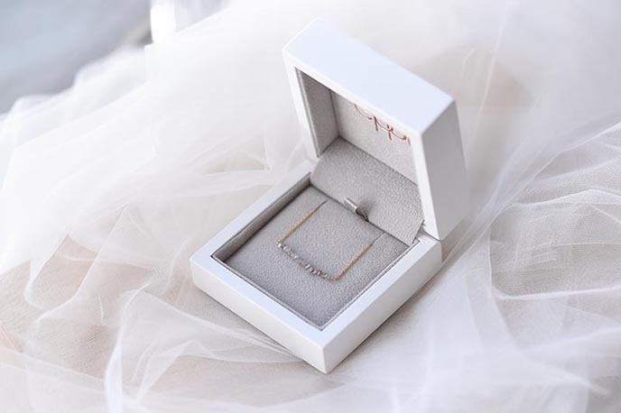 Goldene Choker mit Rosa Diamanten in wunderschöner Verpackung
