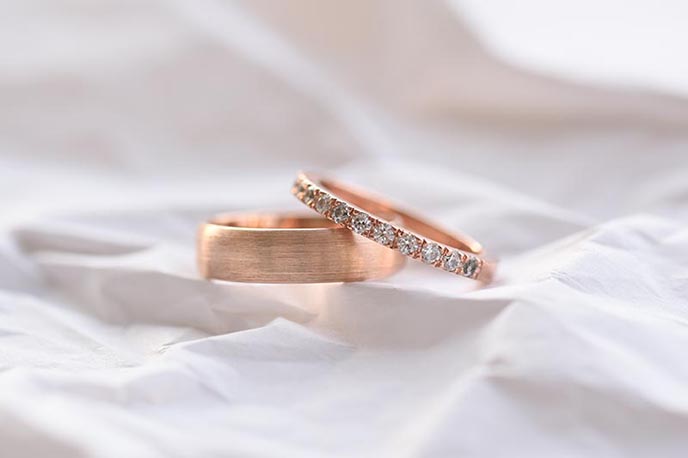 Eternity Diamantring für Braut und halbrunder Ehering für Bräutigam